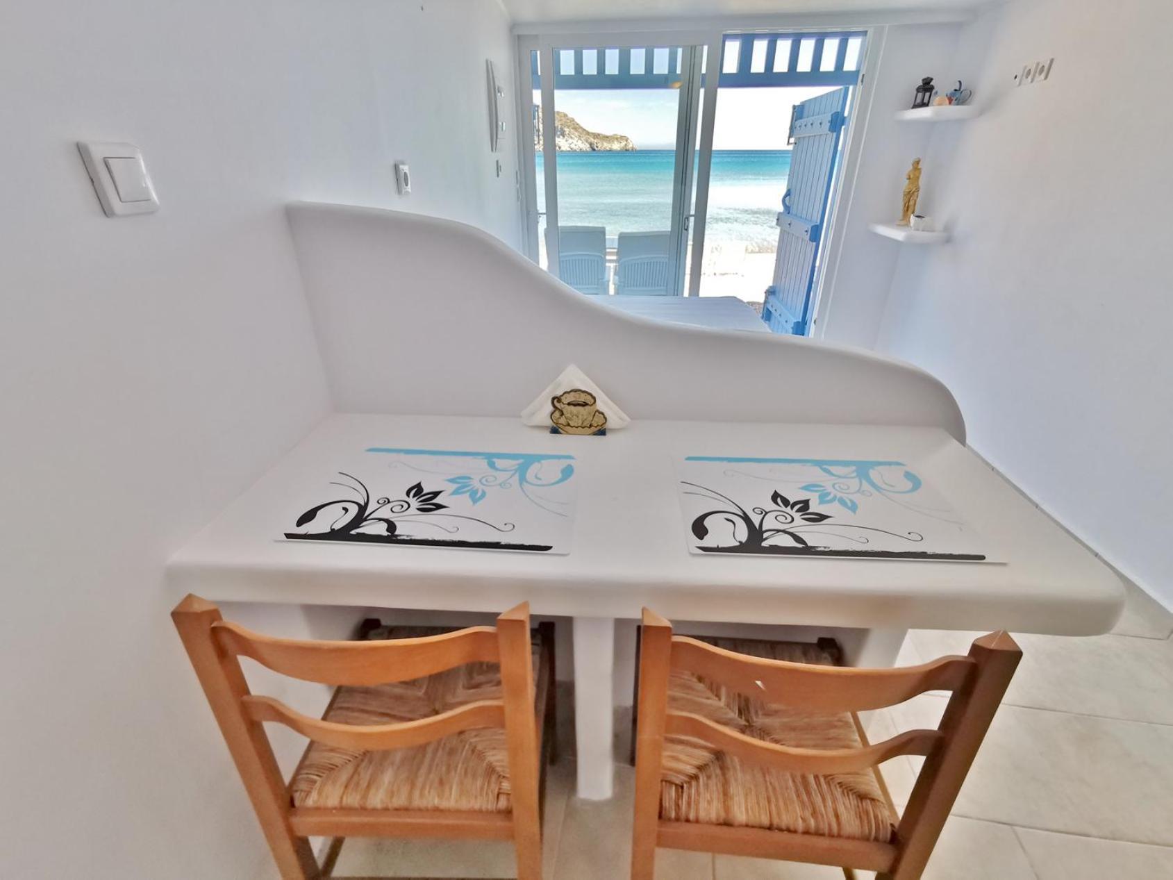 Blue Mare Apartments On The Beach Firopotamos Rom bilde